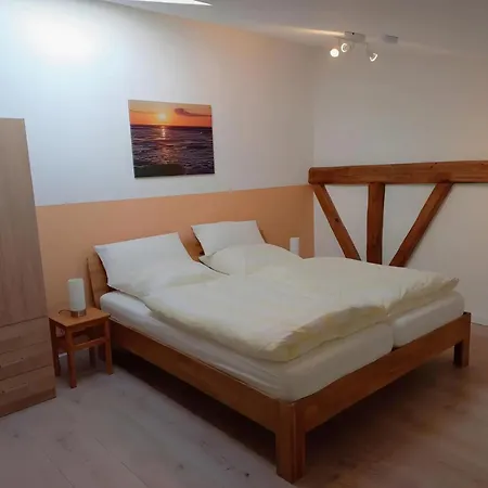Junge 4 Apartment *